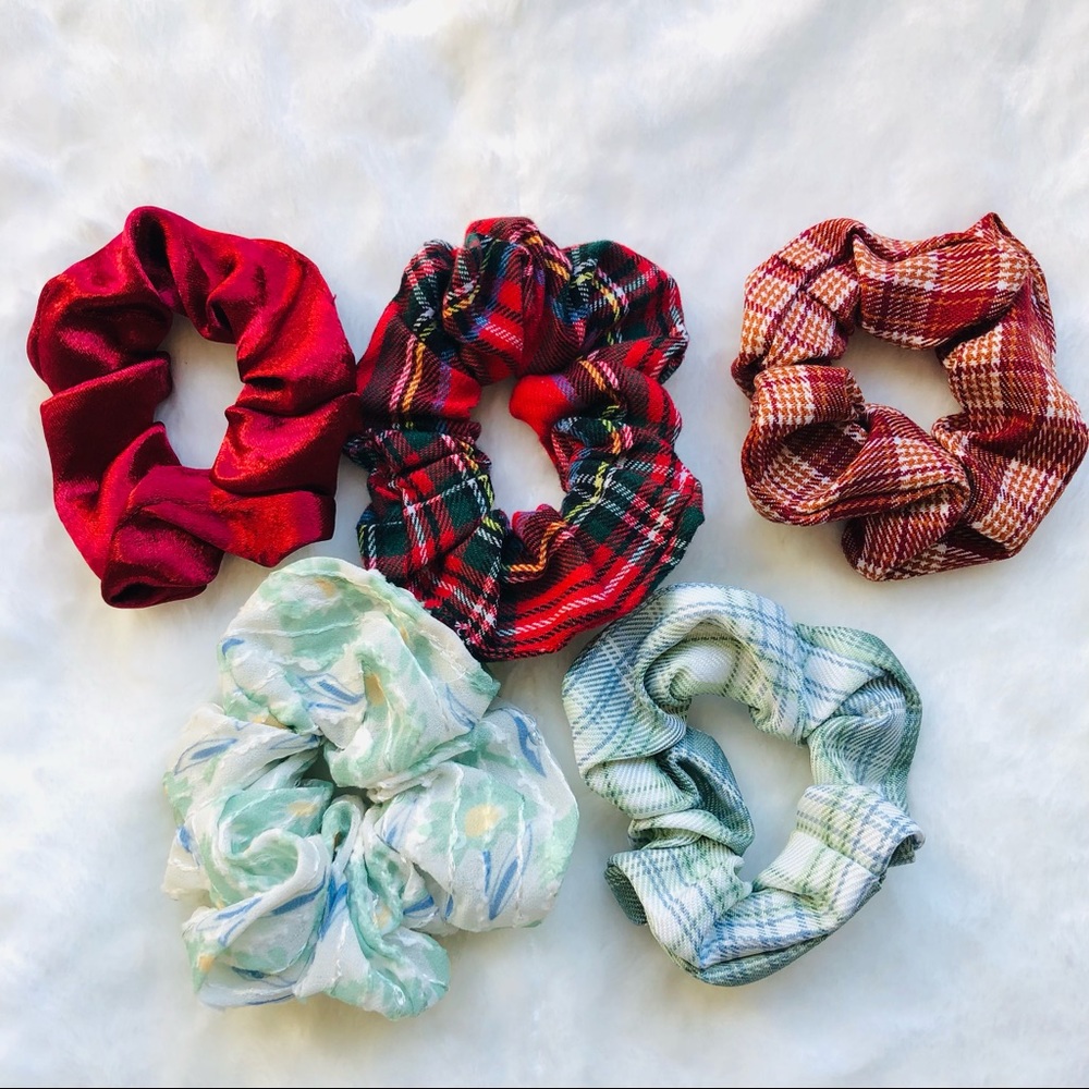 5 scrunchies Christmas theme